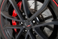 ブレーキはフロントが6ピストンキャリパーと370mmのディスクローター、リアが4ピストンキャリパーと365mmディスクローターの組み合わせ。オプションでカーボンセラミックブレーキも用意される。