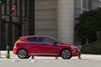 発進用クラッチを持たないため動き出しは必ずモーター駆動となる「E-TECHハイブリッド」。挙動は極めてスムーズだ。