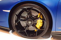 ホイールのサイズは、前後ともに20インチ。タイヤはピレリの「Pゼロ コルサ」が組み合わされる。