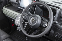 ステアリングホイールは全グレードが本革巻き。この試乗車はターボエンジン搭載のためシフトパドルとパワーモードボタンが備わっている。