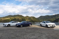 クーペのように流麗な5ドアハッチバックスタイルとなった「プジョー508」（写真右端）は、単独試乗に加えて比較テストも実施。新世代プジョーの出来栄えを確かめます。（photo：小河原 認）