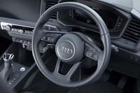 レザー巻きのステアリングホイールはオプションの「ナビゲーションパッケージ」に含まれている。1リッターターボモデルにはシフトパドルの設定がない。