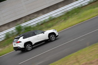 EV走行時の電力量消費率は155Wh/km（6.45km/kWh）。ハイブリッド燃料消費率（HV走行時の燃費）は22.2km/リッターと、「RAV4ハイブリッド」（20.6～21.4km/リッター）より良好な数値が示されている。（いずれもWLTCモード計測値）