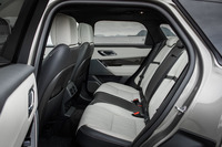 リアシートにはリクライニング機構のほか、シートヒーターも備わる。