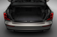 「ボルボS60」がフルモデルチェンジ　よりスポーティーでスタイリッシュなセダンへと進化の画像