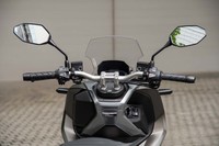 ハンドルバーはセンターで固定される一文字タイプ。1万8150円のオプションとしてグリップヒーターが用意される。