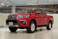 フロントバンパープロテクターほか販売店オプションでドレスアップされた「トヨタ・ハイラックス」。