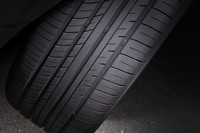 「アドバンdB V552」では、5種類の大きさのブロックを採用。それぞれのサイズを可能な限りコンパクト化するとともに正確に配置することで、接地時のノイズを低減させる。