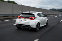 スポット溶接の打点数や構造用接着剤の塗布面積の増加によってボディー剛性を強化。ボディーとショックアブソーバーの締結ボルトは1本から3本に増えている。