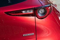 マツダが“ディミング（調光）ターンシグナル”と呼ぶウインカーは、余韻を残すように明滅するのが特徴。室内では“コチコチ”という音が聞こえる。