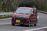 「カスタムZ」が設定されたタイミングで予防安全装備も強化。アダプティブクルーズコントロールや車線逸脱抑制機能などが主要グレードに標準装備となった。