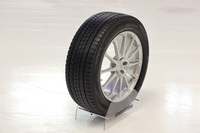 ブリヂストンの独自技術である発泡ゴムは、新発想で開発された「フレキシブル発泡ゴム」に進化。氷上の水膜を除去する発泡の形状を、従来の球状から楕円（だえん）形に変更し、毛細管現象により吸水力を向上させたという。