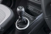 「トゥインゴS」のキモとなる5段MTのシフトレバー。シフトパターンはオーソドックスだが、滑り止めの装飾を施すなどノブのデザインは凝っている。