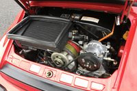 KKK製ターボチャージャーが組み込まれた3.3リッターのフラット6は、最高出力285PSを発生。今回試乗した1989年モデルは、5段MTを搭載する。