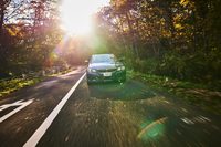 動力性能については、0-100km/h加速が3.8秒、“巡航最高速度”は303km/hとアナウンスされている。