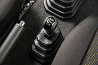 駆動方式はこれまでと同じく副変速機付きのパートタイム4WD。駆動方式の切り替えは手動となるが、センターデフなどの複雑な機構が不要となるため、高い信頼性を確保できる。