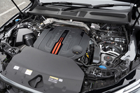 パワーユニットは最高出力367PS／最大トルク550N・mの3リッターV6ターボエンジン。「MHEVプラス」と呼ばれるマイルドハイブリッドを搭載している。