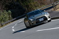 バネ下の重量軽減と、それに合わせた可変ダンパーの制御、ホイールのリム幅拡大により、コーナリング時の操作性やクルマからのインフォメーションは、標準車とは一線を画すものとなっていた。