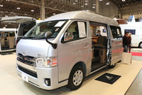 やはり台数が多いのは、扱いやすく値段もまだ現実的な「トヨタ・ハイエース」や「日産キャラバン」などのバンをベースにしたキャンパーだ。若いファミリー層への需要の拡大も要因のひとつとみられる。