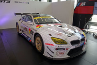 2017年シーズンを戦う「BMW M6 GT3」。細かな格子模様はカッティングシートの一枚貼りではなく、一本ずつ独立したものが貼り付けられている。