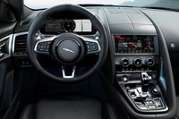 12.3インチのデジタルメーター「インタラクティブ・ドライバーディスプレイ」を全車に採用するなど、機能・装備の強化が図られている。