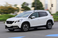 「2008」の駆動方式はFFのみ。悪路を想定した走行モード切り替え機構「グリップコントロール」が装備されるのは「GTライン」のみで、「アリュール」には搭載されない。