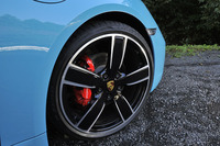 今回試乗した「718ケイマンS」の「20インチCarreraスポーツホイール」（オプション）。ブラックペイント仕上げにより、レッドのブレーキキャリパーが一段と映える。