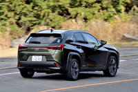 サスペンション形式はフロントがマクファーソンストラット、リアがダブルウイッシュボーン。いずれも新開発とうたわれるもので、上質な乗り心地や運転のしやすさが追求されている。