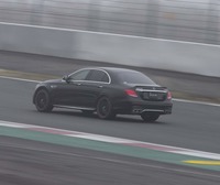 「AMG E63」シリーズは、電子制御式の「AMGリミテッドスリップデフ」を搭載。これによりコーナー脱出時のトラクションと高速からの制動安定性を高め、ダイナミックなドライビングを実現するという。
