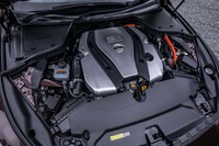 ハイブリッドモデルのパワーユニット。最高出力306PSの3.5リッターV6に、最高出力68PSのモーターを組み合わせている。JC08モードの燃費値は14.4km/リッター。