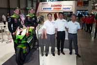 今回は会期が11月後半に移動したことで（＝レースのオフシーズンに開催されたことで）、会場ではレースで活躍するライダーの姿も見受けられた。こちらは、世界スーパーバイク選手権で活躍するカワサキのアレックス・ロウズ（左端）とジョナサン・レイ（その右隣）が、日立Astemoのブースを表敬訪問したときの写真。同社のサスペンションブランドであるSHOWAが、カワサキのファクトリーチームをサポートしているのだ。