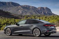 日本では単に「A5」、ドイツ本国では「A5セダン」と紹介されるこちらの車形だが、その実は独立したトランクを持たない5ドアハッチバックである。