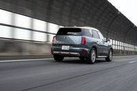 従来モデルよりサイズアップし、より快適で上質なクルマに進化した「MINIカントリーマン」。とがった個性が武器だったこれまでのモデルとは異なり、CセグメントのSUVとして、真っ向勝負するクルマとなったようだ。