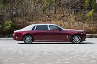 ボディーサイズは、今回試乗した「エクステンデッドホイールベース」で、全長×全幅×全高＝5990×2020×1645mm。ホイールベースは3770mm。これでも従来モデルよりは若干コンパクトになっている。