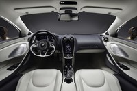 室内のトリムにはナッパレザーが採用されている。オプションでソフトグレインラグジュアリーレザーやアルカンターラにも変更可能。