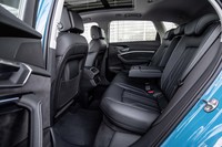 リアシートの着座位置はフロントよりも高め。リアシートのバックレストは可倒式で、倒せば荷室容量を拡大できる。