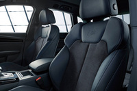 「Sライン エンブレム」が備わるシート。前後ともヒーター機能が内蔵されている。