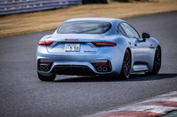 「グラントゥーリズモ トロフェオ」のボディーサイズは全長×全幅×全高＝4965×1955×1410mm、ホイールベースは2930mm。写真の「75thアニバーサリー」は、「グリージョラミエラマット」と呼ばれる外板色をまとっていた。車両本体価格は3660万円。