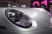 ハイビーム照射を自動で配光する「マトリクスLED」ヘッドライトを採用。「パナメーラ」や「カイエン」などと同様に、丸目デザインのヘッドライト内に設置されている4灯のLEDが光るようになっている。