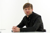 ＜プロフィール＞
	1981年生まれ。ドイツ・バイエルン州シュタルンベルク出身。幼少の頃の自動車とスケッチに対する興味から、カーデザイナーを志すようになり、プフォルツハイム大学において輸送機器デザインを専攻。2012年に独アウディに入社し、今日に至るまでエクステリアデザイナーとして活躍している。