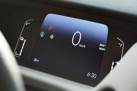 メーターパネルは7インチの液晶タイプ。画面に反射しにくい素材を採用したため、メーターバイザーを省くことが可能となった。