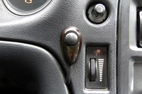 （証拠写真A）ダッシュボードに貼り付けられた、ナゾのスイッチ。周辺とは明らかに質感が違う。何というか、台所などで見かけるあの生命体を思わせる色とツヤをしている。