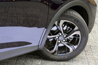 ディーゼルの下位グレード「ソーシック」に装着される18インチアルミホイール。「BUENOS AIRES」と名づけられた標準タイプ（写真）のほか、オプションの「GENEVE」デザインも選べる。