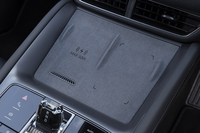 センターコンソールの前方にはスマートフォンの置き場が2つ。助手席側はワイヤレス充電器になっており、最大50Wの急速充電が可能（冷却ファン付き）。