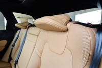 後部左右席のヘッドレストは、ワンタッチで折り畳み可能。これにより、ドライバーの後方視界を拡大できる。