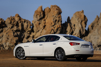 2013年4月の上海モーターショーで世界初公開された「マセラティ・ギブリ」。マセラティ史上初のディーゼルエンジンが設定されたモデルとなった。
    