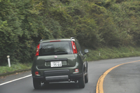 フロントだけでなく、リアバンパー下にもアンダーガードを思わせるデザインが施され、FFモデルとはひと味違う武骨さが表現されている。