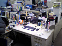 参考までに、これがあるべき編集部員の机。違いがよくわかりますな。