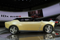 「アイディーエックス フリーフロー」のサイドビュー。こうして見ると、やはり現代のクルマだけにウエストラインが高い。
    