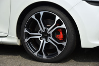 アルミホイールのサイズは18インチ。テスト車には、ミシュランの高性能タイヤ「パイロットスーパースポーツ」が組み合わされていた。